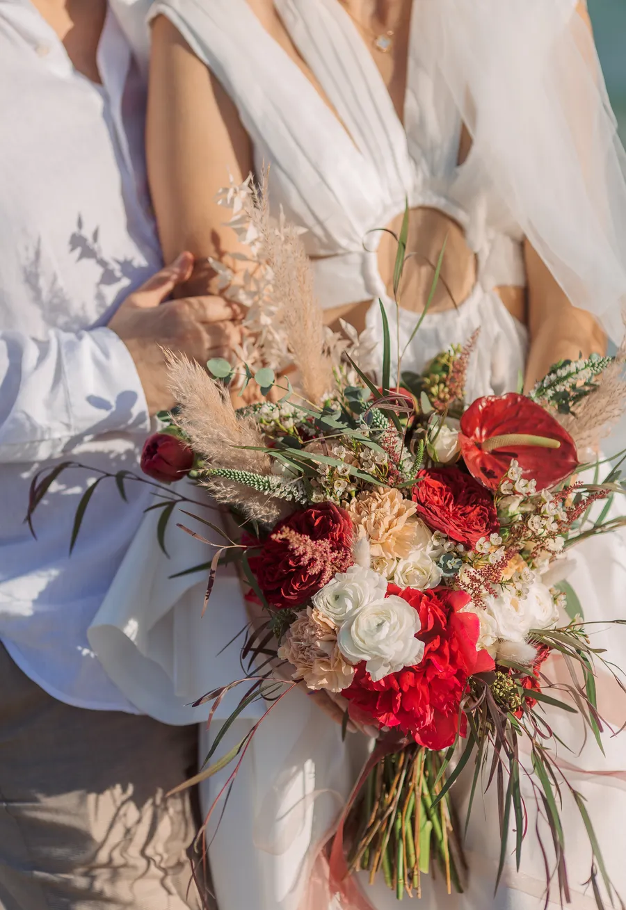 Natural floral arrangement for an intimate beach wedding — Roman and Victoria wedding