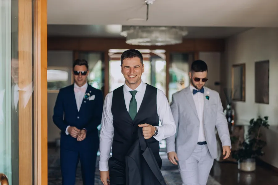 Wedding guests celebrating with the bride and groom — Mattia and Yulia wedding