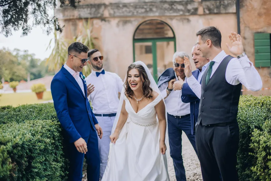 Bride and groom arriving in a classic red car — Mattia and Yulia wedding