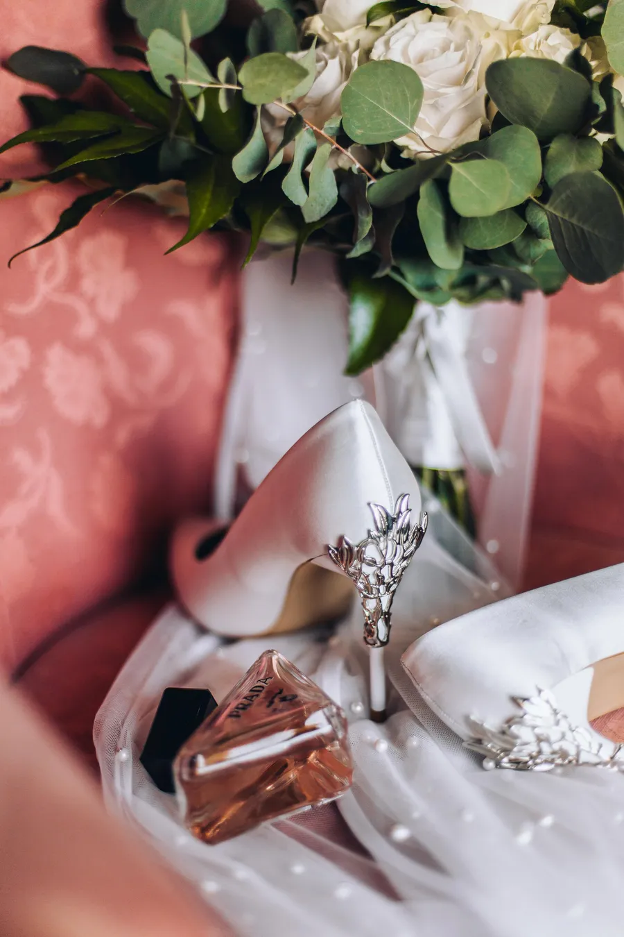 Bride and attendants sharing a candid preparation moment — Mattia and Yulia wedding