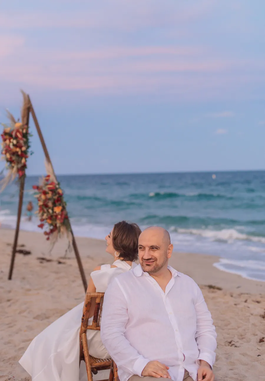 Wedding family sharing dinner beside the ocean — Roman and Victoria wedding