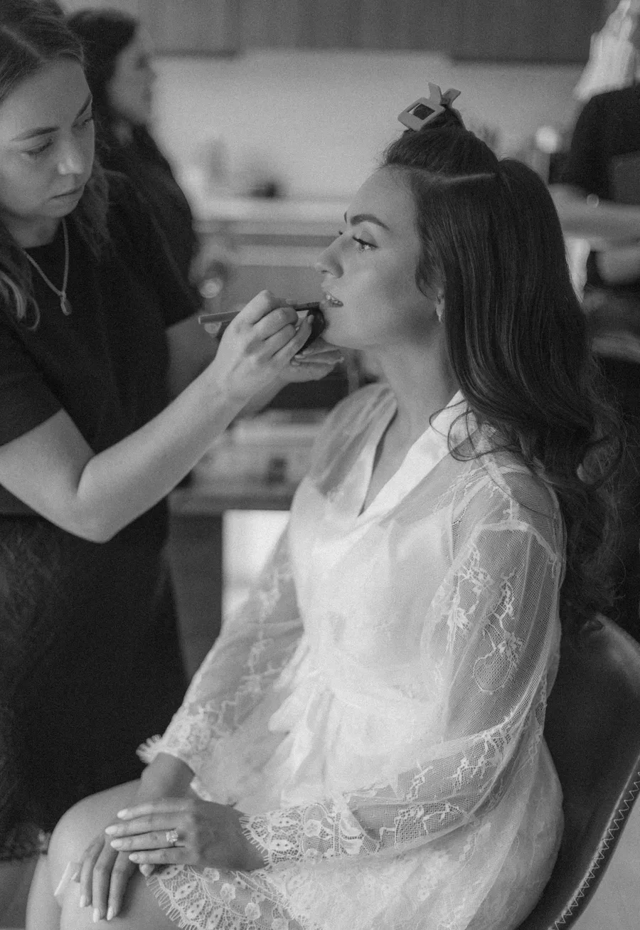 Black-and-white bridal preparation before the ceremony — David and Katia wedding