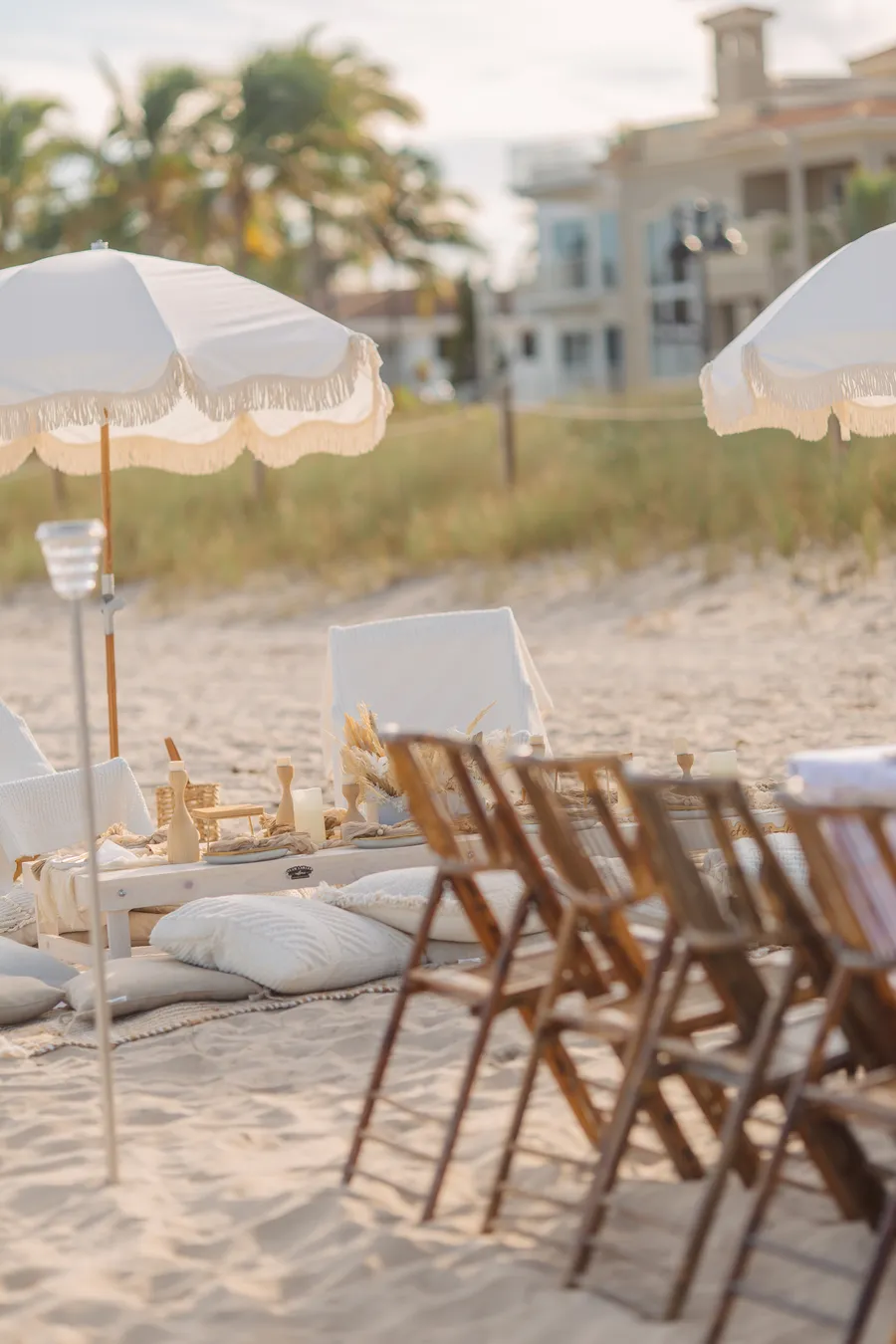 Natural floral arrangement for an intimate beach wedding — Roman and Victoria wedding