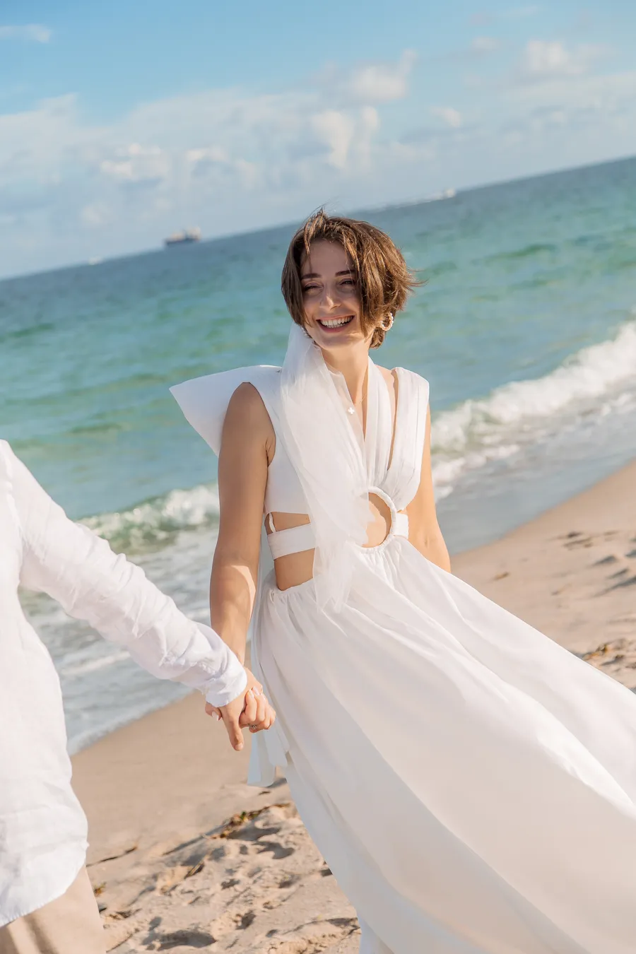 Wedding party celebrating together at the beach — Roman and Victoria wedding