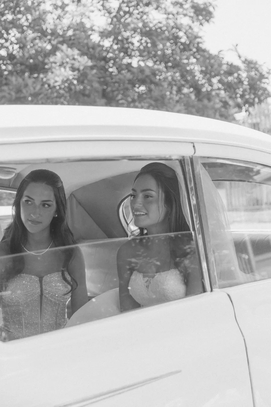 Black-and-white arrival at the wedding venue — David and Katia wedding
