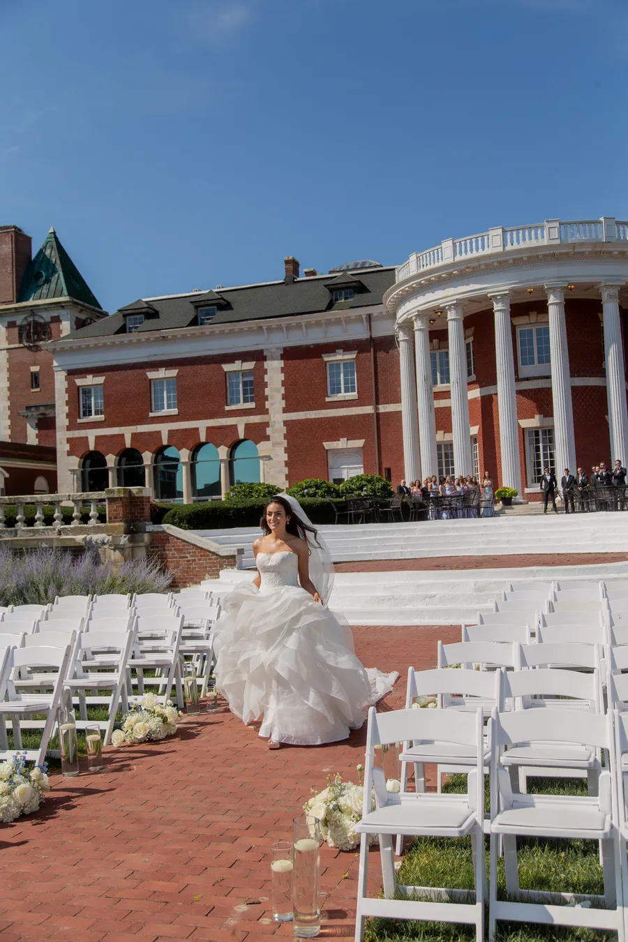 Outdoor ceremony prepared with a white floral arch — David and Katia wedding